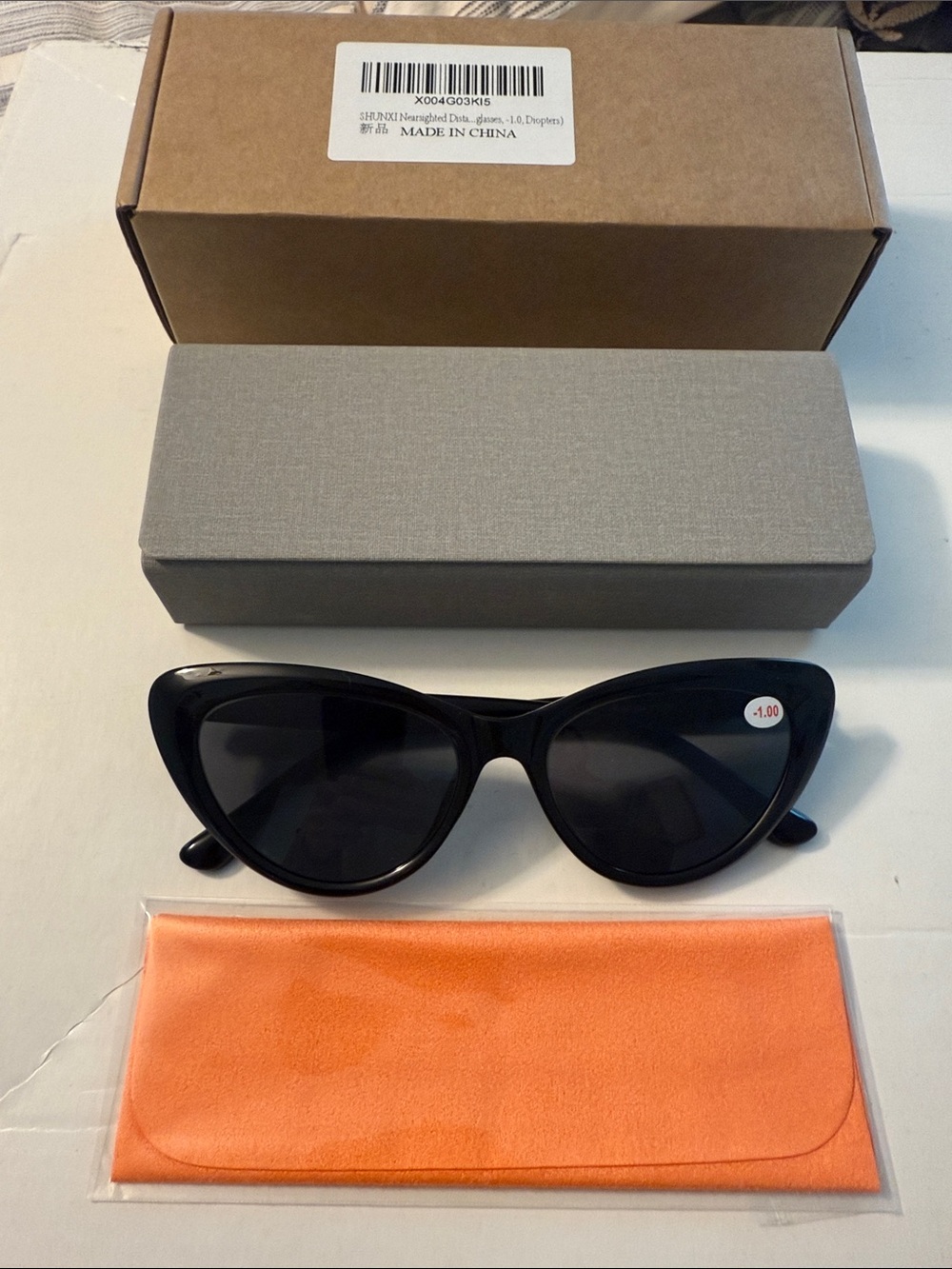 Classic Black Cat-Eye Women's Sunglasses -1.00 diopter